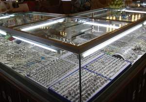 Китайца обязали выплатить штраф, за то, что он проглотил поддельный бриллиант на ювелирной выставке 