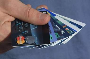 Массово украинцы переходят на банковские карточки