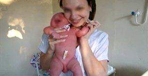 Медсестры устроили фотосессию c младенцами