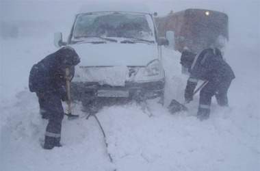 На трассе Харьков-Симферополь в снегу застряли десятки машин