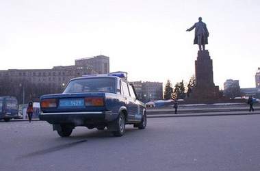Памятник Ленина охраняет патруль на авто, после высказанных угроз Кернеса 