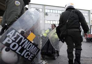 Полиция Греции проводит спецоперацию против бастующих в Афинах