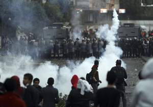 Полиция Каира обстреливает демонстрантов дробью