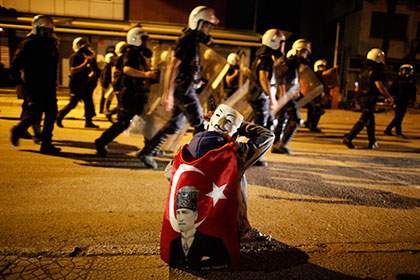 В Стамбуле ослабли протестующие. Полицейские применили бронетехнику