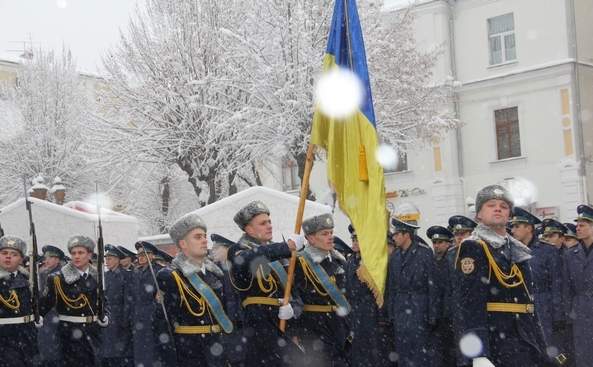 Armed Forces of Ukraine solemn laying flowers at the Eternal Flame